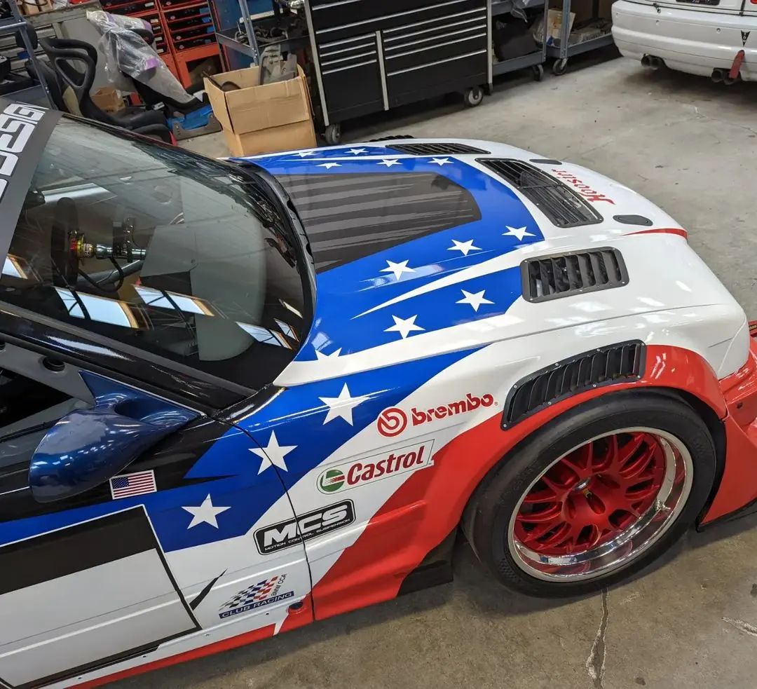 BMW E36 hood vents on a red, white and blue E36 race car